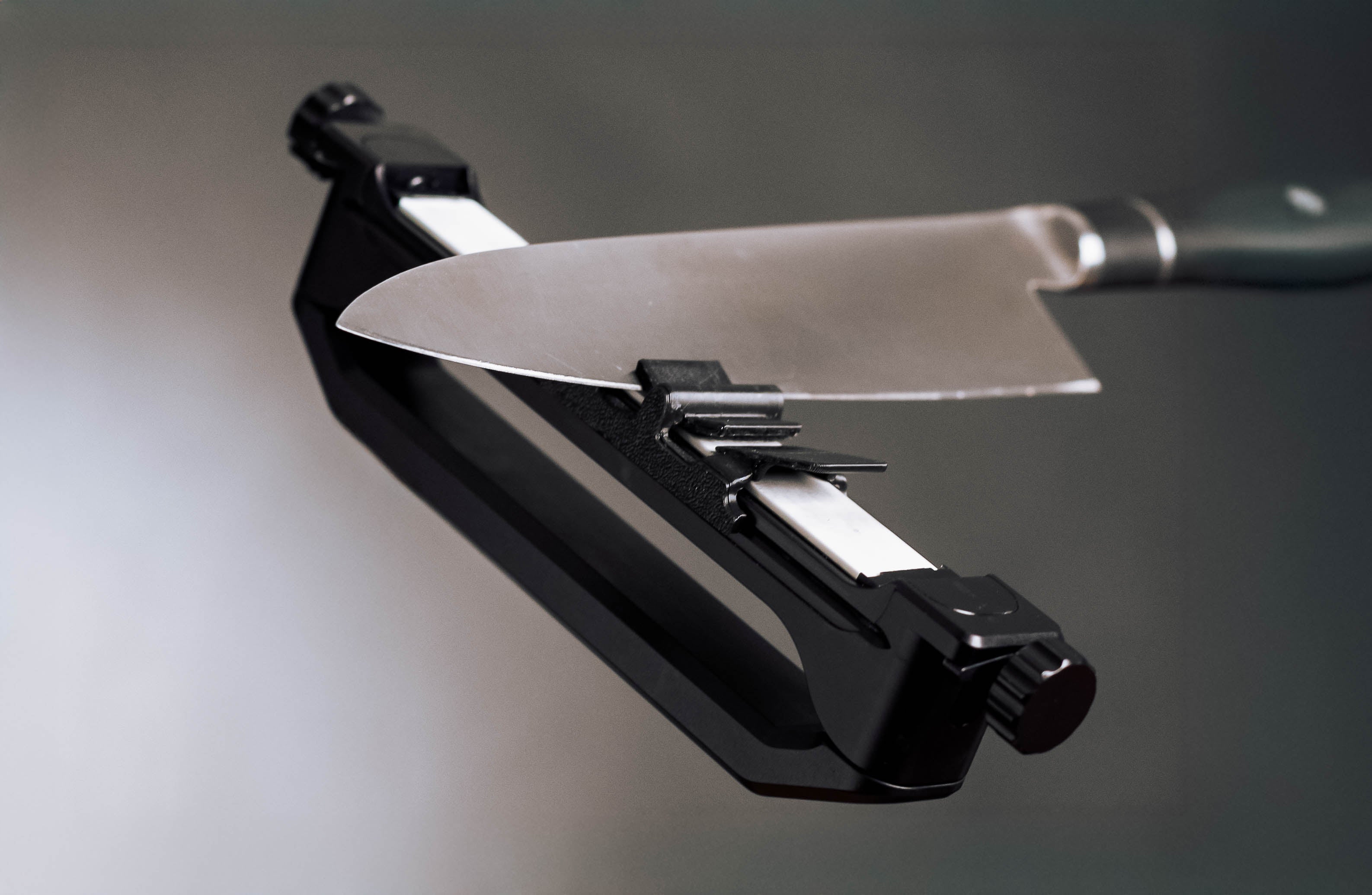 WE20 Venture portable knife sharpener floating with chef's knife