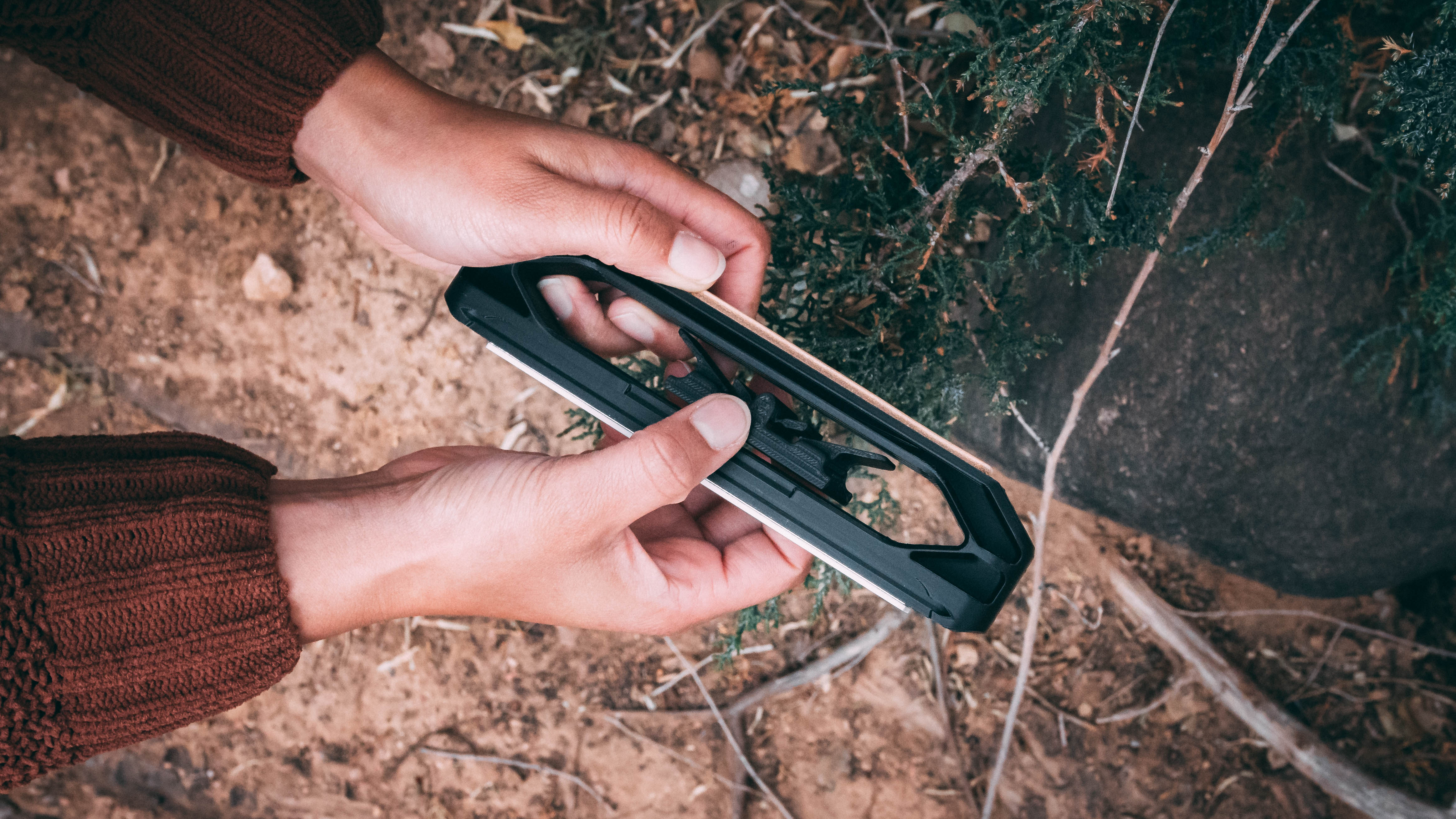 Placing the knife guide in the storage position of the Venture knife sharpener