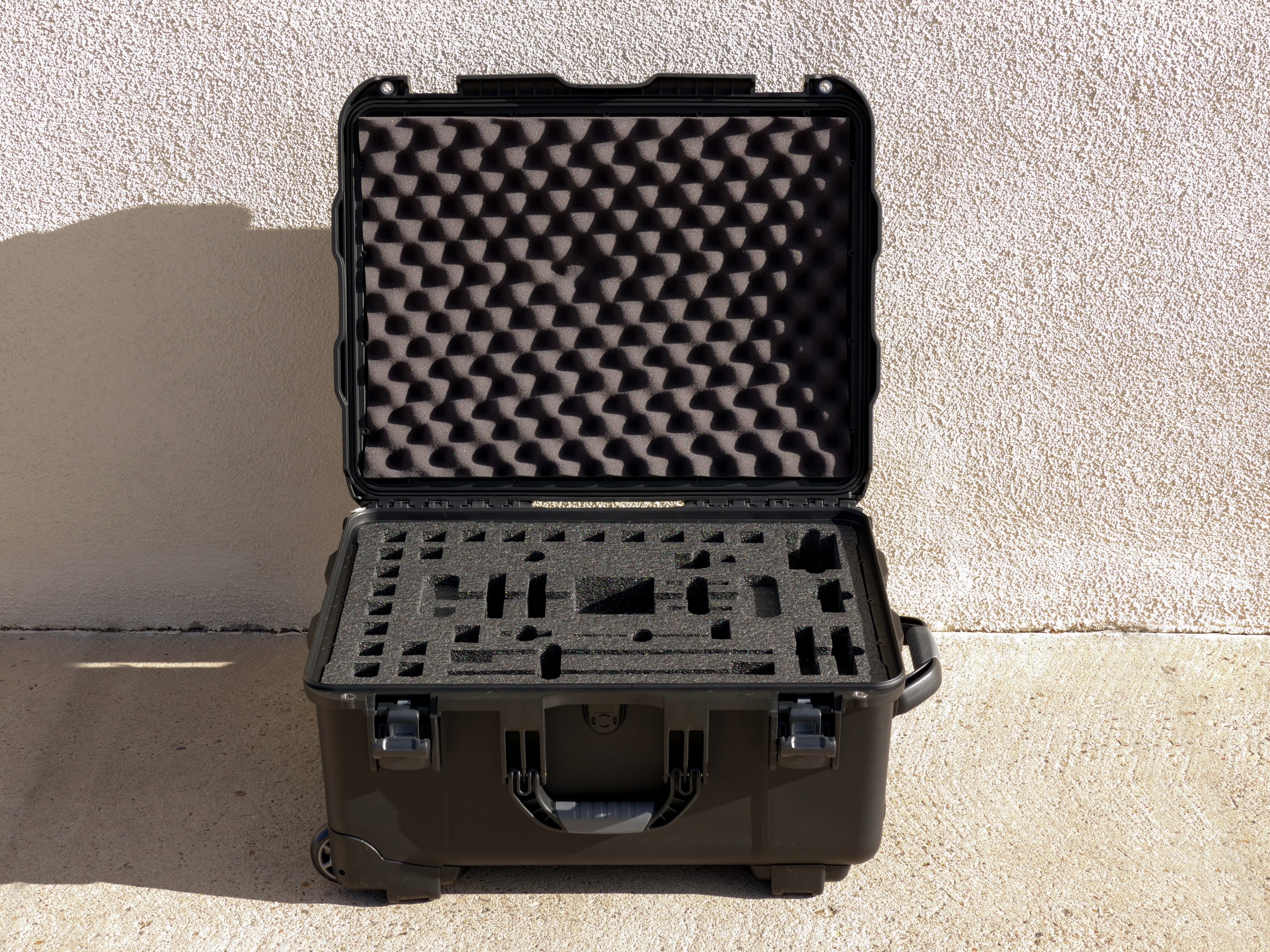 Hard Carrying / Rolling Case with Retractable Handle
